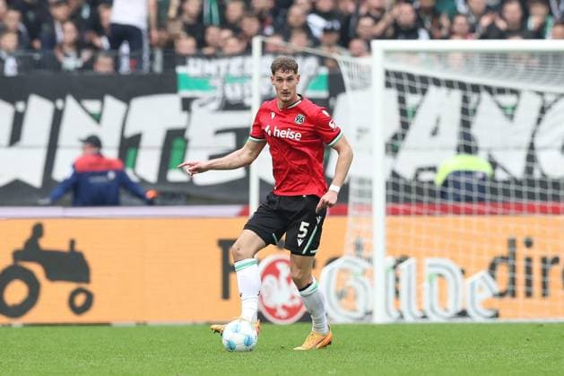 19 10 2024, xtgx, Fußball 2 Bundesliga, Hannover 96 FC Schalke 04 emspor, v l Phil Neumann Hannover, 5 Freisteller, Einzelbild, Ganzkoerper, single frame DFL DFB REGULATIONS PROHIBIT ANY USE OF PHOTOGRAPHS as IMAGE SEQUENCES and or QUASI VIDEO Hannover