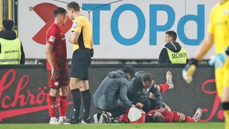 19 10 2024, xmohx, Fußball 2 Bundesliga, 1 FC Kaiserslautern SC Paderborn 07 emspor, v l Verletzung Jannis Heuer Kaiserslautern DFL DFB REGULATIONS PROHIBIT ANY USE OF PHOTOGRAPHS as IMAGE SEQUENCES and or QUASI VIDEO Kaiserslautern