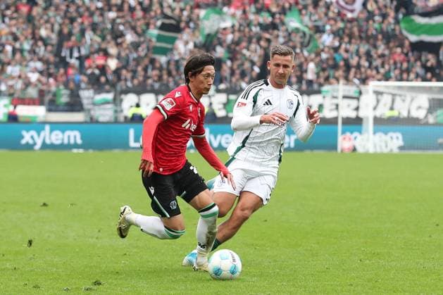 19 10 2024, xtgx, Soccer 2 Bundesliga, Hannover 96 FC Schalke 04 emspor, v l Sei Muroya Hannover, 21 , Paul Seguin Schalke, 7 DFL DFB REGULATIONS PROHIBIT ANY USE OF PHOTOGRAPHS as IMAGE SEQUENCES and or QUASI VIDEO Hannover