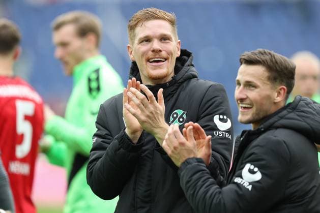 19 10 2024, xtgx, Fußball 2 Bundesliga, Hannover 96 FC Schalke 04 emspor, v l Marcel Halstenberg Hannover, 23 Jubel ueber den Sieg, Jubel nach Spielende DFL DFB REGULATIONS PROHIBIT ANY USE OF PHOTOGRAPHS as IMAGE SEQUENCES and or QUASI VIDEO Hannover