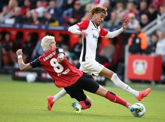 Sport Bilder des Tages Eintracht Frankfurt Vs Bayer 04 Leverkusen in Leverkusen, Germany - 19 Oct 2024 Hugo Ekitike of Eintracht Frankfurt (right) and Robert Andrich of leverkusen in action during the Bundesliga match between Leverkusen and Eintracht Frankfurt at BayArena Stadion. ( Final score; Bayer 04 Leverkusen 2:1 Eintracht Frankfurt Leverkusen Germany Copyright: xOsamaxFaisalx xSOPAxImagesx KO004
