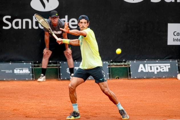 ATP, Tennis Herren Challenger Campinas CAMPINAS, SP - 19.10.2024: ATP CHALLENGER CAMPINAS - Facundo Mena (ARG) in the final (doubles) at the ATP Challenger Campinas (International Tennis Tournament) held at the Sociedade Hípica de Campinas, in the city of Campinas-SP, this Saturday (19). (Photo: Fabio Leoni Fotoarena) x2636977x  FabioxLeoni
