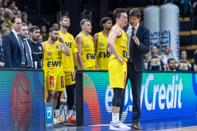Oldenburg, Lower Saxony, DEU, 19 10 2024, Head Coach Pedro Calles right, EWE Baskets Oldenburg in conversation with Justin Jaworski EWE Baskets Oldenburg EWE Baskets Oldenburg vs Ratiopharm Ulm 1 Basketball Bundesliga Season 2024 2025, Matchday 5, Grosse EWE Arena EWE Baskets Oldenburg vs Ratiopharm Ulm www.andreas-burmann.de