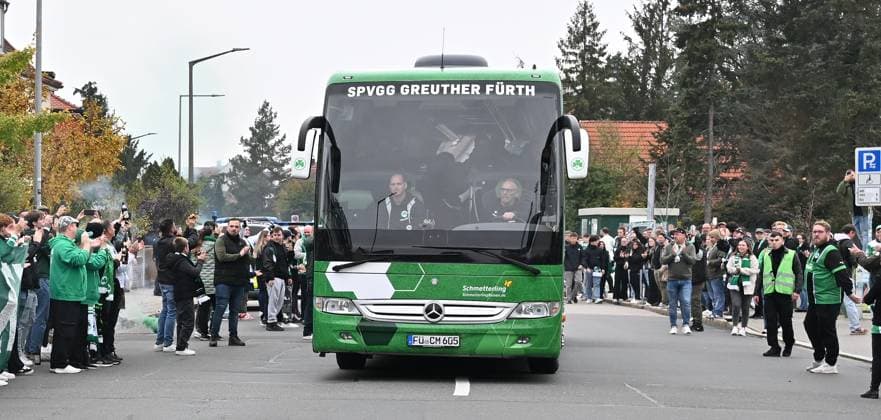 20 10 2024 Soccer Season 2024 2025 2 Soccer Bundesliga 09 Matchday SpVgg Greuther Fürth Kleeblatt 1 FC Nürnberg FCN Club Derby Frankenderby Sportfoto Zink xwoxzix DFL regulations prohibit any use of photographs as image sequences and or quasi video only for editorial use Mannschaft Team arrives in the team bus Kleeblattfans stand on a trellis