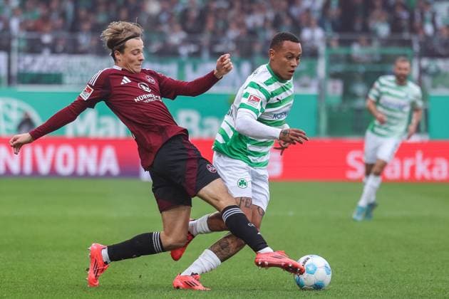Soccer 2 Bundesliga 9 Matchday SpVgg Greuther Fürth 1 FC Nürnberg on 20 10 2024 at Sportpark Ronhof in Fürth Caspar Jander Nürnberg , left Roberto Massimo Fürth , right DFL regulations prohibit any use of photographs as image sequences and or quasi video xJRx