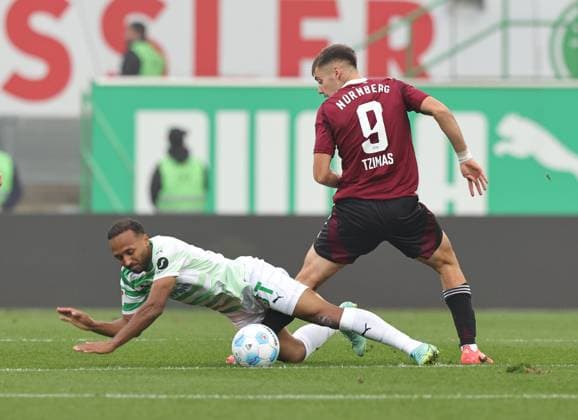 20 10 2024 Soccer Season 2024 2025 2 Soccer Bundesliga 09 Matchday SpVgg Greuther Fürth Kleeblatt 1 FC Nürnberg FCN Club Derby Frankenderby Sportfoto Zink DaMa xdaxmax DFL regulations prohibit any use of photographs as image sequences and or quasi video only for editorial use Julian Green 37, SpVgg Greuther Fürth falls gg Stefanos Tzimas 9, 1 FC Nürnberg FCN