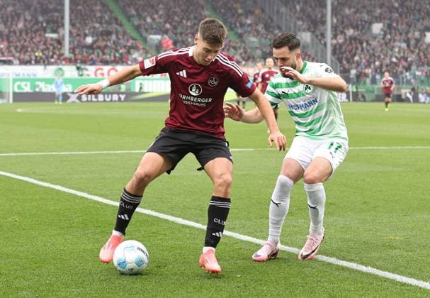 20 10 2024 Soccer Season 2024 2025 2 Soccer Bundesliga 09 Matchday SpVgg Greuther Fürth Kleeblatt 1 FC Nürnberg FCN Club Derby Frankenderby Sportfoto Zink DaMa xdaxmax DFL regulations prohibit any use of photographs as image sequences and or quasi video only for editorial use Stefanos Tzimas 9, 1 FC Nürnberg FCN Niko Gießelmann Giesselmann 17, SpVgg Greuther Fürth