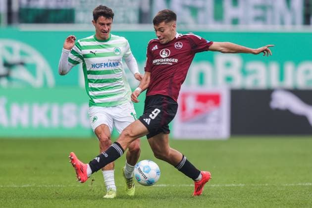 Soccer 2 Bundesliga 9 Matchday SpVgg Greuther Fürth 1 FC Nürnberg on 20 10 2024 at Sportpark Ronhof in Fürth Branimir Hrgota Fürth , left Stefanos Tzimas Nürnberg , right DFL regulations prohibit any use of photographs as image sequences and or quasi video xJRx