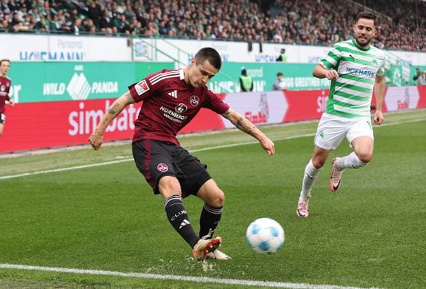 20 10 2024 Soccer Season 2024 2025 2 Soccer Bundesliga 09 Matchday SpVgg Greuther Fürth Kleeblatt 1 FC Nürnberg FCN Club Derby Frankenderby Sportfoto Zink DaMa xdaxmax DFL regulations prohibit any use of photographs as image sequences and or quasi video only for editorial use Oliver Villadsen 2, 1 FC Nürnberg FCN flankt Flanke