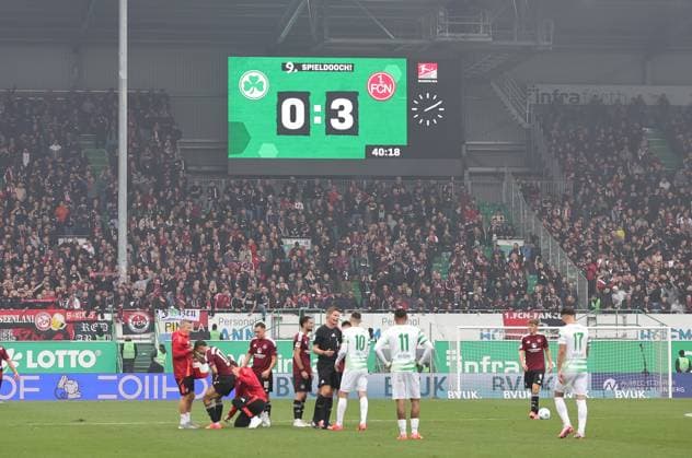 20 10 2024 Soccer Season 2024 2025 2 Soccer Bundesliga 09 Matchday SpVgg Greuther Fürth Kleeblatt 1 FC Nürnberg FCN Club Derby Frankenderby Sportfoto Zink DaMa xdaxmax DFL regulations prohibit any use of photographs as image sequences and or quasi video only for editorial use Halzeiergebnis 0 3 für den FCN Anzeigentafel