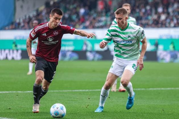 Soccer 2 Bundesliga 9 Matchday SpVgg Greuther Fürth 1 FC Nürnberg on 20 10 2024 at Sportpark Ronhof in Fürth Oliver Villadsen Nürnberg , left Luca Itter Fürth , right DFL regulations prohibit any use of photographs as image sequences and or quasi video xJRx