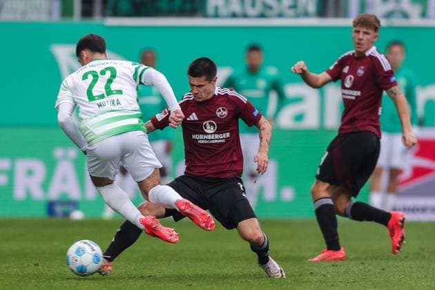 Soccer 2 Bundesliga 9 Matchday SpVgg Greuther Fürth 1 FC Nürnberg on 20 10 2024 at Sportpark Ronhof in Fürth Nemanja Motika Fürth , left Julian Justvan Nürnberg , right DFL regulations prohibit any use of photographs as image sequences and or quasi video xJRx