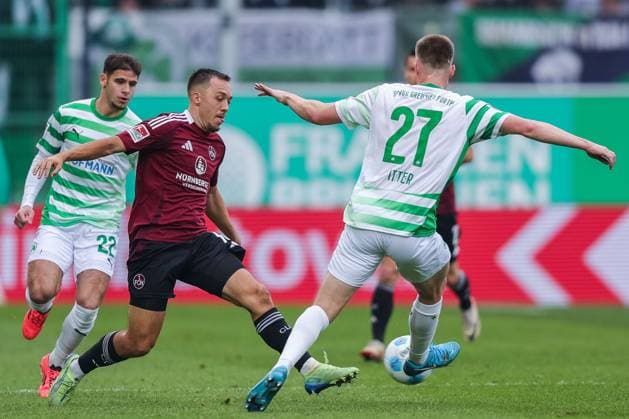 Soccer 2 Bundesliga 9 Matchday SpVgg Greuther Fürth 1 FC Nürnberg on 20 10 2024 at Sportpark Ronhof in Fürth Julian Justvan Nürnberg , left Luca Itter Fürth , right DFL regulations prohibit any use of photographs as image sequences and or quasi video xJRx