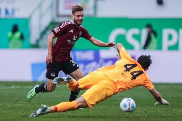Soccer 2 Bundesliga 9 Matchday SpVgg Greuther Fürth 1 FC Nürnberg on 20 10 2024 at Sportpark Ronhof in Fürth Lukas Schleimer Nürnberg , left Nahuel Noll Fürth , right Goal to 4 0 DFL regulations prohibit any use of photographs as image sequences and or quasi video xJRx