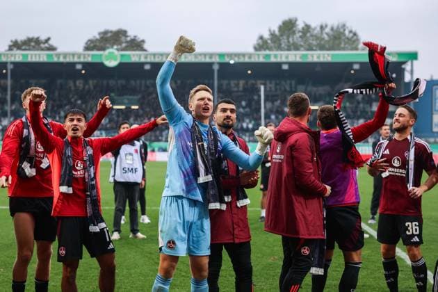 Soccer 2 Bundesliga 9 Matchday SpVgg Greuther Fürth 1 FC Nürnberg on 20 10 2024 at Sportpark Ronhof in Fürth Nuremberg celebrates the victory DFL regulations prohibit any use of photographs as image sequences and or quasi video xJRx