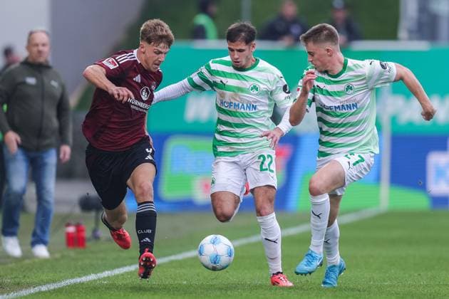 Soccer 2 Bundesliga 9 Matchday SpVgg Greuther Fürth 1 FC Nürnberg on 20 10 2024 at Sportpark Ronhof in Fürth Finn Jeltsch Nürnberg , left Nemanja Motika Fürth , center Luca Itter Fürth , right DFL regulations prohibit any use of photographs as image sequences and or quasi video xJRx