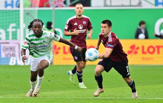 20 10 2024 Soccer Season 2024 2025 2 Soccer Bundesliga 09 Matchday SpVgg Greuther Fürth Kleeblatt 1 FC Nürnberg FCN Club Derby Frankenderby Sportfoto Zink MeZi xmexzix DFL regulations prohibit any use of photographs as image sequences and or quasi video only for editorial use Noel Futkeu 9, SpVgg Greuther Fürth Oliver Villadsen 2, 1 FC Nürnberg FCN, rechts