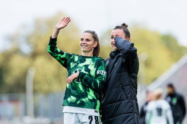 GOOGLE PIXEL Womens Bundesliga, SGS Essen VfL Wolfsburg 20 10 2024 Tabea Sellner VfL Wolfsburg, 28 , Marina Hegering VfL Wolfsburg, 31 waving towards the fan block GOOGLE PIXEL Womens Bundesliga, SGS Essen VfL Wolfsburg, Essen, Stadion an der Hafenstrasse on 20 10 2024 DFB REGULATIONS PROHIBIT ANY USE OF PHOTOGRAPHS AS IMAGE SEQUENCES AND OR QUASI VIDEO Copyright: xBEAUTIFULxSPORTS Wunderlx