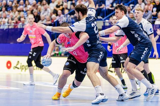 v l Gianfranco Pribetic TVB Stuttgart, 09 , Tim Suton TBV Lemgo Lippe, 23 GER, TBV Lemgo Lippe vs TVB Stuttgart, Handball, 1 Bundesliga, Matchday 7, Season 2024 2025, 20 10 2024 GER, TBV Lemgo Lippe vs TVB Stuttgart, Handball, 1 Bundesliga, Matchday 7, Season 2024 2025, 20 10 2024 Lemgo Copyright: xEibner-Pressefoto JanxRollingerx EP_JSK
