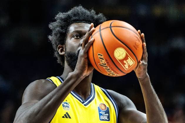 20 10 24, Berlin, Basketball, 1 Bundesliga, easyCredit BBL, Main Round, Matchday 5, Uber Arena ALBA BERLIN NINERS Chemnitz Albas Khalifa Koumadje throws the ball into the basket ALBA BERLIN NINERS Chemnitz