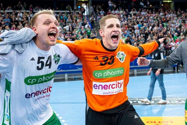 Justus Fischer TSV Hannover Burgdorf, No 54 Joel Birlehm TSV Hannover Burgdorf, No 35 v l , TSV Hannover Burgdorf white against SG Flensburg Handewitt blue on matchday 7 of the 2024 2025 season in the DAIKIN Handball Bundesliga 20 10 2024, ZAG Arena Hannover, GER , Copyright: xJanxGuentherx xTSVxHannover-Burgdorfx