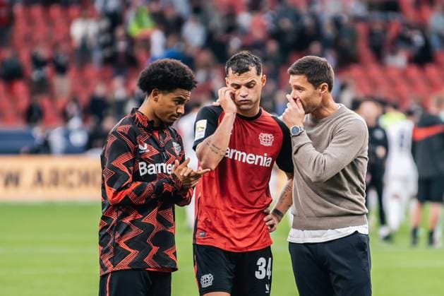 Bayer 04 Leverkusen v Eintracht Frankfurt - Bundesliga Xabi Alonso, Head Coach of Bayer 04 Leverkusen, speaks with Granit Xhaka and Amine Adli after the Bundesliga match between Bayer 04 Leverkusen and Eintracht Frankfurt at BayArena in Leverkusen, Germany, on October 19, 2024. Leverkusen Germany  Copyright: xHeshamxElsherifx originalFilename:elsherif-notitle241019_npsTZ.jpg
