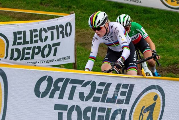 Dutch Fem Van Empel and Italian Sara Casasola pictured in action during the women elite race of the Cyclocross Ruddervoorde, Sunday 20 October 2024 in Oostkamp, the first stage of the Superprestige cyclocross cycling competition. KURTxDESPLENTER  x103109466x