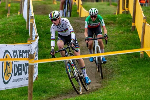Dutch Fem Van Empel and Italian Sara Casasola pictured in action during the women elite race of the Cyclocross Ruddervoorde, Sunday 20 October 2024 in Oostkamp, the first stage of the Superprestige cyclocross cycling competition. KURTxDESPLENTER  x103110316x