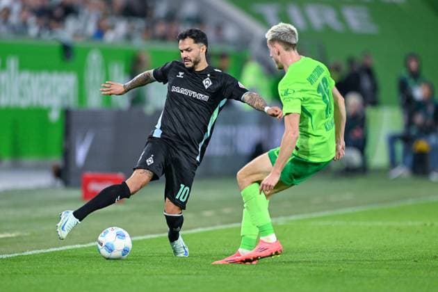 20.10.2024, Fussball, Bundesliga, 7. Spieltag Saison 2024 2025, VfL Wolfsburg - SV Werder Bremen, Leonardo Bittencourt (SV Werder Bremen), Jakub Kaminski (VfL Wolfsburg), xRHR-FOTO TKx *** 20 10 2024, Football, Bundesliga, Matchday 7 Season 2024 2025, VfL Wolfsburg SV Werder Bremen, Leonardo Bittencourt SV Werder Bremen , Jakub Kaminski VfL Wolfsburg , xRHR PHOTO TKx Copyright: RHR-FOTOx RHR-FOTO TK