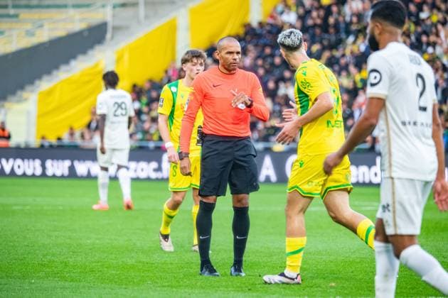 Gaël Angoula (Arbitre Central) FOOTBALL : FC Nantes vs OGC Nice - Ligue 1 - Journée 8 - 20 10 2024 BaptisteAutissier Panoramic 