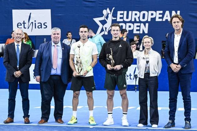 Gerald Armstrong ATP, Tennis Herren supervisor, Antwerp alderman for Sports Peter Wouters, Spanish Roberto Bautista-Agut, Czech Jiri Lehecka, Flemish Minister Annick De Ridder and European Open tournament director Dick Norman pictured after a tennis match in the finals of the singles competition at the ATP European Open Tennis tournament in Antwerp, Sunday 20 October 2024. TOM GOYVAERTS TomxGoyvaerts  x103116840x
