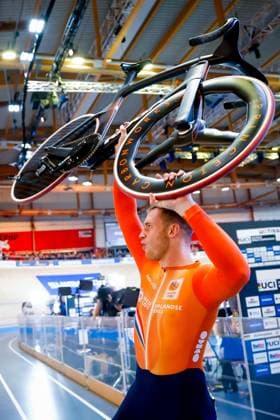 BALLERUP - Harrie Lavreysen celebrates his victory in the sprint final on the fourth day of the World Track cycling, Rad, Radsport, Bahnrad, Bahn Championships at the Ballerup Super Arena. ANP IRIS VAN DEN BROEK xVIxANPxSportx xxANPxIVx 511387573 originalFilename: 511387573.jpg