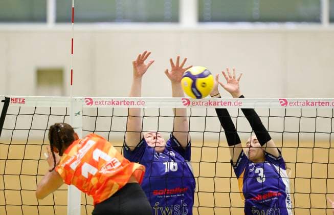 Germany Bad Soden 20 10 2024 Volleyball Hessen 2 Bundesliga South Women Season 2024 2025 20 10 2024 TG Bad Soden blue BSP MTV Stuttgart org v l Anaiya Campbell BSP Stuttgart Nr 11 , Jacqueline Garski Bad Soden Nr 16 , Kim Pralle Bad Soden Nr 3 Sport TG Bad Soden BSP MTV Stuttgart