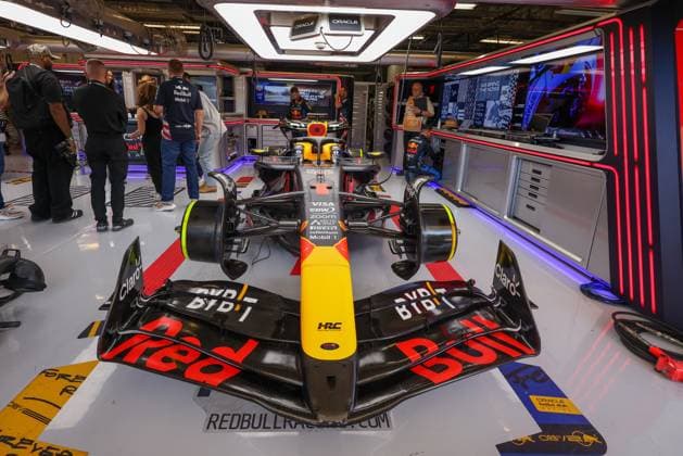 Sport Bilder des Tages AUSTIN, TX - OCTOBER 20: The car of Oracle Red Bull Racing driver Max Verstappen (1) of the Netherlands sits in the garage before the Formula 1 Pirelli United States Grand Prix on October 20, 2024, at Circuit of The Americas in Austin, Texas. (Photo by David Buono Icon Sportswire) AUTO: OCT 20 F1 Pirelli United States Grand Prix EDITORIAL USE ONLY Icon2410200561