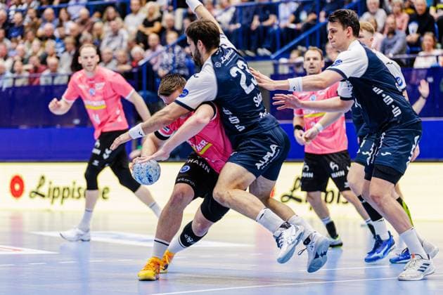 v l Gianfranco Pribetic TVB Stuttgart, 09 , Tim Suton TBV Lemgo Lippe, 23 GER, TBV Lemgo Lippe vs TVB Stuttgart, Handball, 1 Bundesliga, Matchday 7, Season 2024 2025, 20 10 2024 GER, TBV Lemgo Lippe vs TVB Stuttgart, Handball, 1 Bundesliga, Matchday 7, Season 2024 2025, 20 10 2024 Lemgo Copyright: xEibner-Pressefoto JanxRollingerx EP_JSK