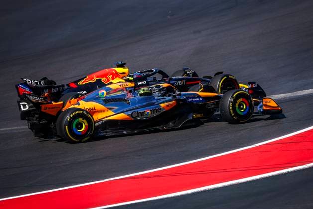 04 NORRIS Lando (gbr), McLaren F1 Team MCL38, 01 VERSTAPPEN Max (nld), Red Bull Racing RB20, action during the Formula 1 Pirelli United States Grand Prix 2024, 19th round of the 2024 Formula One World Championship, WM, Weltmeisterschaft from October 18 to 20, 2024 on the Circuit of the Americas, in Austin, United States of America - F1 - US GRAND PRIX 2024 DPPI Panoramic 241020_R19_USA_DP_EA020465