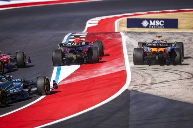 01 VERSTAPPEN Max (nld), Red Bull Racing RB20, 04 NORRIS Lando (gbr), McLaren F1 Team MCL38, action during the Formula 1 Pirelli United States Grand Prix 2024, 19th round of the 2024 Formula One World Championship, WM, Weltmeisterschaft from October 18 to 20, 2024 on the Circuit of the Americas, in Austin, United States of America - F1 - US GRAND PRIX 2024 DPPI Panoramic 241020_R19_USA_DP_EA020490