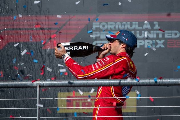 Carlos Sainz Scuderia Ferrari HP, Spain, 55 cheers on the podium at the podium ceremony with trophy for second place, USA, Formula 1 World Championship, Pirelli Grand Prix of the United States of America, Circuit of the Americas Austin, Race, 20 10 2024 USA, Formula 1 World Championship, Pirelli Grand Prix of the United States of America, Circuit of the Americas Austin, Race, 20 10 2024 Austin Copyright: xEibner-Pressefoto Memmlerx EP_MMR
