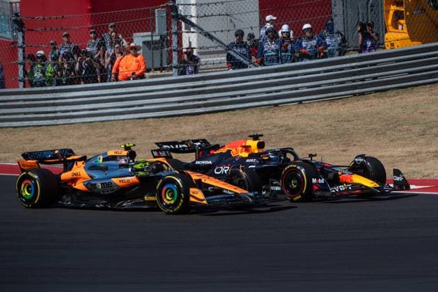 Max Verstappen Oracle Red Bull Racing, Netherlands, 01 in RedBull RB20 overtakes Lando Norris McLaren Formula 1 Team, Great Britain, 04 in McLaren MCL38 after the start in the first corner, USA, Formula 1 World Championship, Pirelli Grand Prix of the United States of America, Circuit of the Americas Austin, Race, 20 10 2024 USA, Formula 1 World Championship, Pirelli Grand Prix of the United States of America, Circuit of the Americas Austin, Race, 20 10 2024 Austin Copyright: xEibner-Pressefoto Memmlerx EP_MMR