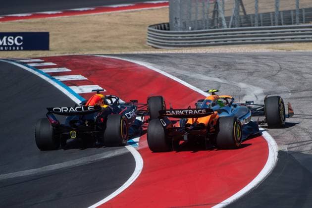 Max Verstappen Oracle Red Bull Racing, Netherlands, 01 in RedBull RB20 overtakes Lando Norris McLaren Formula 1 Team, Great Britain, 04 in McLaren MCL38 after the start in the first corner, USA, Formula 1 World Championship, Pirelli Grand Prix of the United States of America, Circuit of the Americas Austin, Race, 20 10 2024 USA, Formula 1 World Championship, Pirelli Grand Prix of the United States of America, Circuit of the Americas Austin, Race, 20 10 2024 Austin Copyright: xEibner-Pressefoto Memmlerx EP_MMR