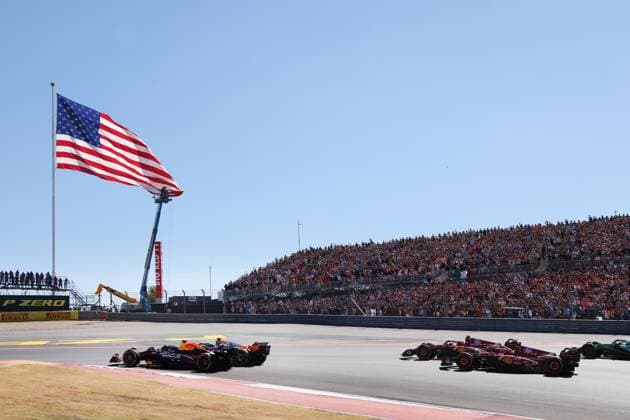 Max Verstappen NED Red Bull RB20 prevails in the first corner after the start against Lando Norris GBR McLaren MCL38, followed by the Ferraris, Race, Formula 1 Pirelli Grand Prix, FIA F1 World Championship, Circuit of America, Austin Texas, 20 10 2024, USA