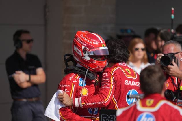 FORMULA 1 PIRELLI UNITED STATES GRAND PRIX 2024 20 10 2024, Circuit of The Americas, Austin, FORMULA 1 PIRELLI UNITED STATES GRAND PRIX 2024 ,pictured Carlos Sainz Jr ESP , Scuderia Ferrari HP congratulates Charles Leclerc MCO , Scuderia Ferrari HP on his victory nordphotoxGmbHx xBratic nph00250