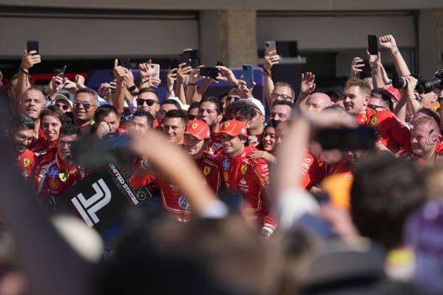 FORMULA 1 PIRELLI UNITED STATES GRAND PRIX 2024 20 10 2024, Circuit of The Americas, Austin, FORMULA 1 PIRELLI UNITED STATES GRAND PRIX 2024 ,in the picture 1st and 2nd place for Charles Leclerc MCO , Scuderia Ferrari HP and Carlos Sainz Jr ESP , Scuderia Ferrari HP, they stand for a picture in front of the mechanics nordphotoxGmbHx xBratic nph00250