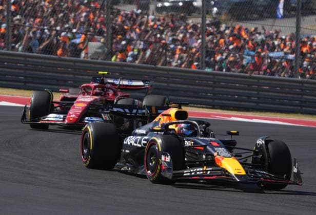 20 10 2024, Circuit of The Americas, Austin, FORMULA 1 PIRELLI UNITED STATES GRAND PRIX 2024 ,in picture Max Verstappen NLD , Oracle Red Bull Racing, Carlos Sainz Jr ESP , Scuderia Ferrari HP Photo by Hasan Bratic DeFodi Images not used in POL SRB CRO FRA GBR NED ITA USA Defodi 506 20241020 hbr 0555 Defodi-506 not used in POL SRB CRO FRA GBR NED ITA USA