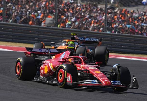 20 10 2024, Circuit of The Americas, Austin, FORMULA 1 PIRELLI UNITED STATES GRAND PRIX 2024 ,in the picture Carlos Sainz Jr ESP , Scuderia Ferrari HP, Lando Norris GBR , McLaren F1 Team Photo by Hasan Bratic DeFodi Images not used in POL SRB CRO FRA GBR NED ITA USA Defodi 506 20241020 hbr 0561 Defodi-506 not used in POL SRB CRO FRA GBR NED ITA USA