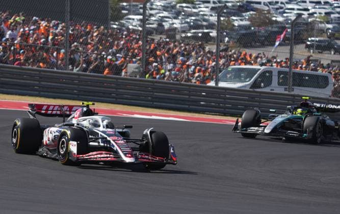 20 10 2024, Circuit of The Americas, Austin, FORMULA 1 PIRELLI UNITED STATES GRAND PRIX 2024 ,in the picture Nico Hülkenberg DEU , MoneyGram Haas F1 Team, Lewis Hamilton GBR , Mercedes AMG Petronas Formula One Team Photo by Hasan Bratic DeFodi Images not used in POL SRB CRO FRA GBR NED ITA USA Defodi 506 20241020 hbr 0611 Defodi-506 not used in POL SRB CRO FRA GBR NED ITA USA