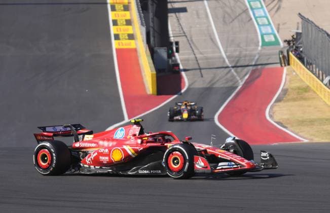 20 10 2024, Circuit of The Americas, Austin, FORMULA 1 PIRELLI UNITED STATES GRAND PRIX 2024 ,in the picture Carlos Sainz Jr ESP , Scuderia Ferrari HP, Max Verstappen NLD , Oracle Red Bull Racing Photo by Hasan Bratic DeFodi Images not used in POL SRB CRO FRA GBR NED ITA USA Defodi 506 20241020 hbr 1676 Defodi-506 not used in POL SRB CRO FRA GBR NED ITA USA