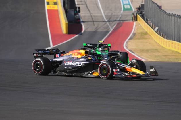 FORMULA 1 PIRELLI UNITED STATES GRAND PRIX 2024 20 10 2024, Circuit of The Americas, Austin, FORMULA 1 PIRELLI UNITED STATES GRAND PRIX 2024 ,in the picture Max Verstappen NLD , Oracle Red Bull Racing, Zhou Guanyu CHN , Stake F1 Team Kick Sauber nordphotoxGmbHx xBratic nph00250