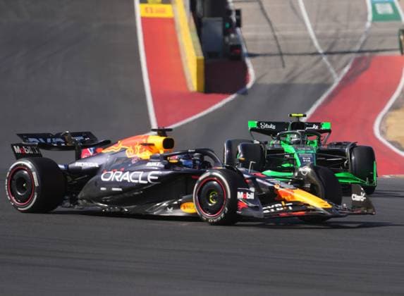 20 10 2024, Circuit of The Americas, Austin, FORMULA 1 PIRELLI UNITED STATES GRAND PRIX 2024 ,in picture Max Verstappen NLD , Oracle Red Bull Racing, Zhou Guanyu CHN , Stake F1 Team Kick Sauber Photo by Hasan Bratic DeFodi Images not used in POL SRB CRO FRA GBR NED ITA USA Defodi 506 20241020 hbr 2022 Defodi-506 not used in POL SRB CRO FRA GBR NED ITA USA