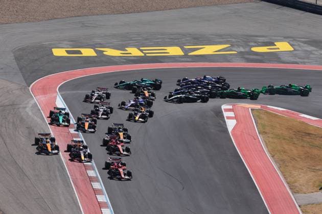 start of the race, depart, 04 NORRIS Lando (gbr), McLaren F1 Team MCL38, 01 VERSTAPPEN Max (nld), Red Bull Racing RB20, 55 SAINZ Carlos (spa), Scuderia Ferrari SF-24, 16 LECLERC Charles (mco), Scuderia Ferrari SF-24, action during the Formula 1 Pirelli United States Grand Prix 2024, 19th round of the 2024 Formula One World Championship, WM, Weltmeisterschaft from October 18 to 20, 2024 on the Circuit of the Americas, in Austin, United States of America - F1 - US GRAND PRIX 2024 DPPI Panoramic 241020_R19_USA_DP_AV3_9732
